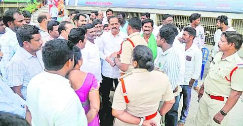 డాక్టర్‌ గోపిరెడ్డిని అడ్డుకున్న పోలీసులు 
