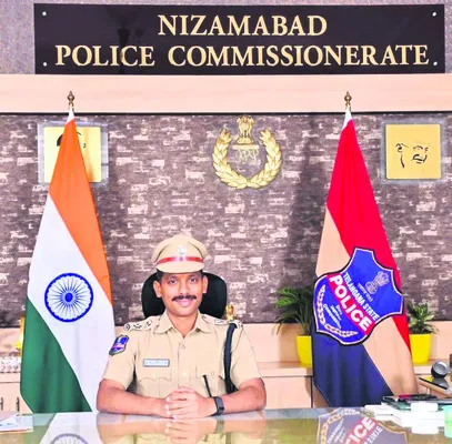 ఊర్లకు వెళ్తే పోలీసులకు సమాచారం ఇవ్వాలి 