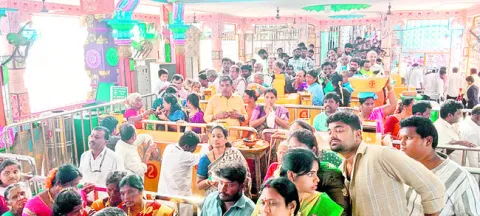 భక్తిశ్రద్ధలతో రాహుకాల అభిషేక పూజలు 