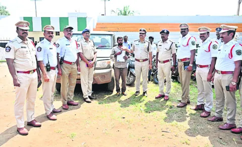 346 వాహనాలు యజమానులకు అప్పగింత