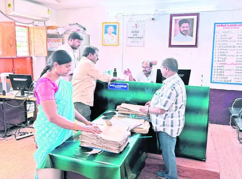 భూ భారతి దరఖాస్తులు పరిష్కరించాలి