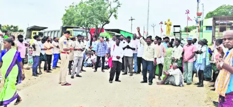 ఆగని అన్నదాతల ఆందోళన 