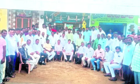 ఎకరానికి రూ.లక్ష పరిహారం చెల్లించాలి