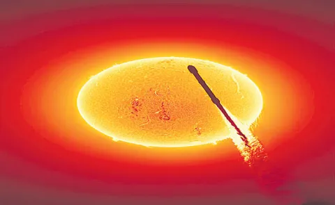 Andrew McCarthy Rocket-Sun Masterpiece Captures Seemingly Frozen SpaceX Falcon 9