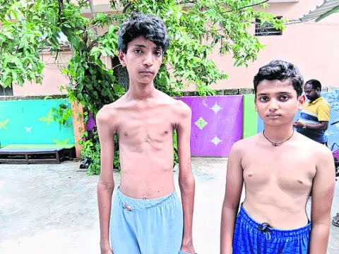 విద్యార్థులను కొట్టిన స్కూల్‌ కరస్పాండెంట్‌పై కేసు 