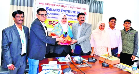 చదువుల తల్లికి మణిహారం 
