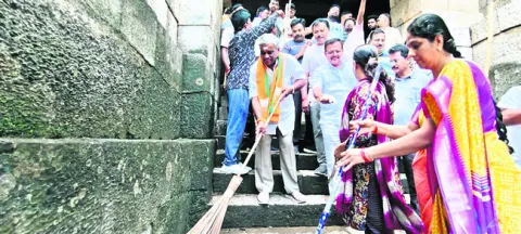 నగర స్వచ్ఛతకు చేతులు కలుపుదాం 
