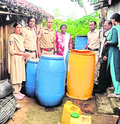 నాటుసారా కేంద్రాలపై దాడులు