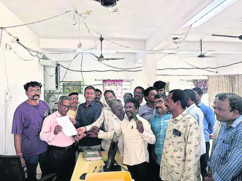 దస్తావేజు లేఖర్ల సమస్యలు పరిష్కరించాలి 
