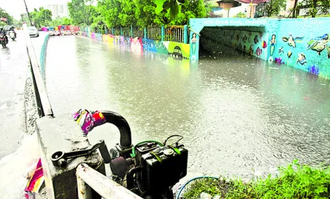 మధ్యలో నిలిచిన డ్రెయిన్ల నిర్మాణం 