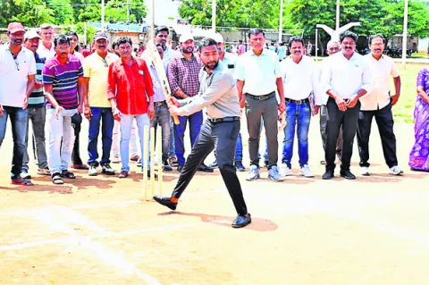 చదువుతో పాటు క్రీడల్లో రాణించాలి