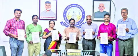 విద్యుత్‌ లైన్‌మెన్‌ సస్పెన్షన్‌ 