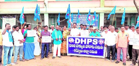 దళిత, గిరిజనులను మోసం చేస్తున్న ప్రభుత్వాలు 