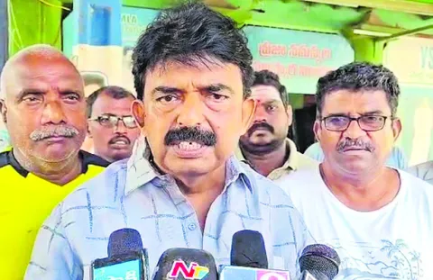 నిరసన తెలిపితే 400 మందిపై కేసులా? 