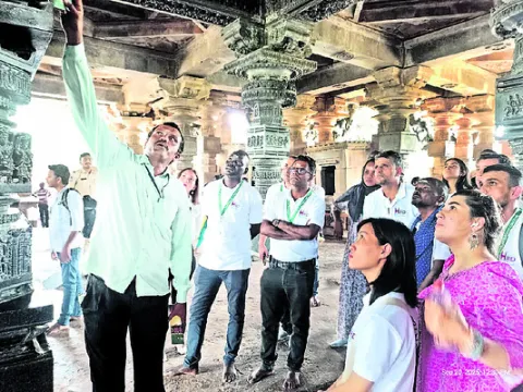 రామప్పలో విదేశీయుల సందడి