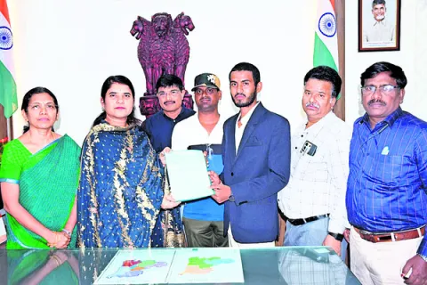 ప్రతిభా విద్యార్థులకు  కలెక్టర్‌ అభినందన