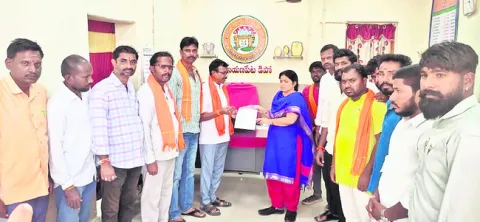 ‘ప్రత్యేక బస్సుల పేరుతో చార్జీల పెంపు సరికాదు’ 
