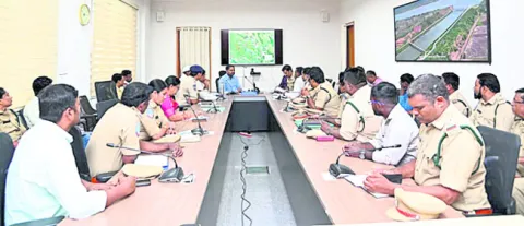 అడవుల్లో చెట్లు నరికితే కేసులు 