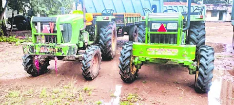 మూడు ఇసుక ట్రాక్టర్ల పట్టివేత 