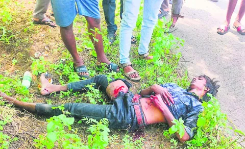 బైక్‌ను ఢీకొట్టిన సిమెంట్‌ ట్యాంకర్‌