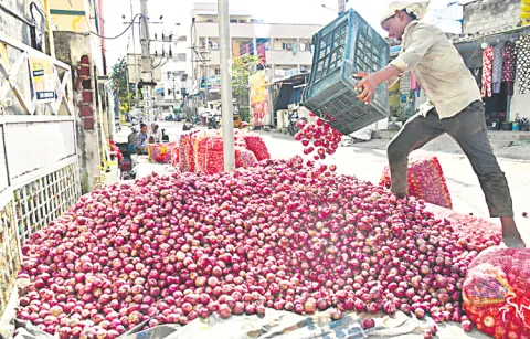 Farmers flock to Tirupati and Chittoor with onion harvest