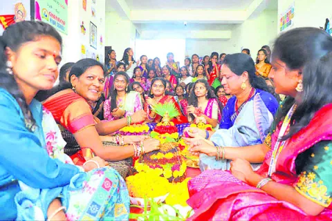 పూలపండుగొచ్చింది 