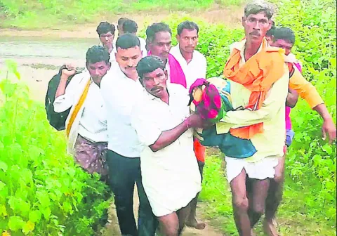 మృతదేహాన్ని చేతులపై మోసుకుంటూ..