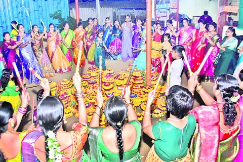 పూల పండుగ షురూ..