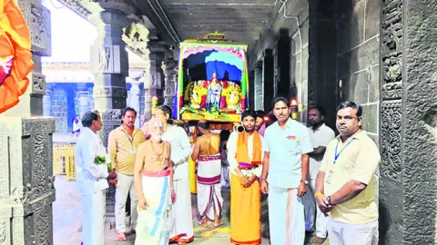 విశేషంగా అమావాస్య తిరువీధి 
