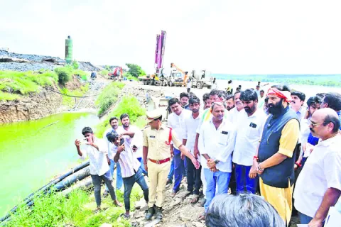 లిఫ్ట్‌ నిర్మాణ పనుల్లో  వేగం పెంచాలి
