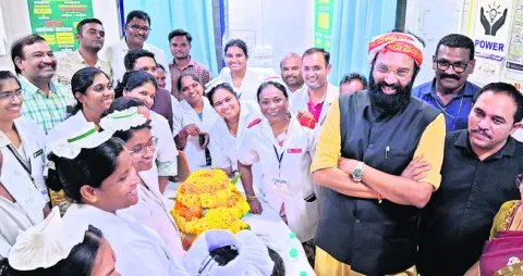 Medical staff welcoming Minister Uttam Kumar Reddy with Bathukamma