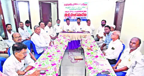 బాబు బినామీల కోసమే ప్రైవేటీకరణ 