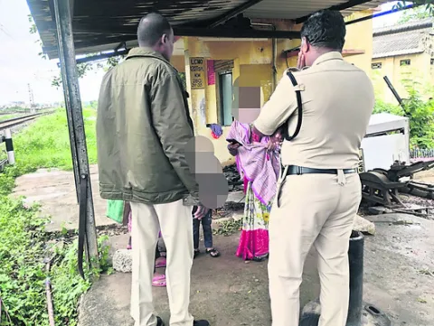 పిల్లలతో కలిసి తల్లి ఆత్మహత్యాయత్నం