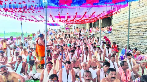 పితృదేవతలకు సామూహిక పిండ ప్రదానం