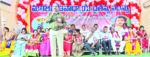 మహిళా సాధికారత చేతల్లో చూపాలి