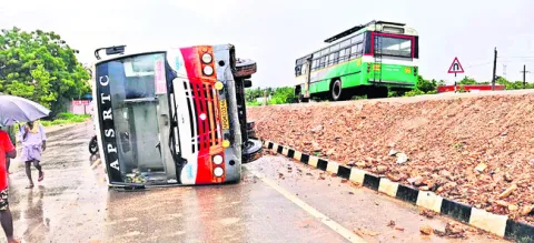 ఆర్టీసీ బస్సు బోల్తా