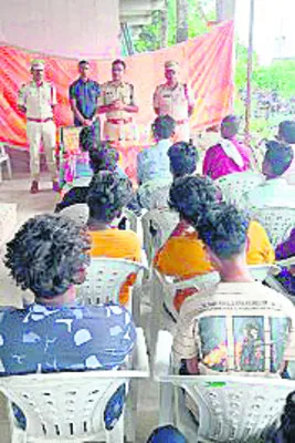 మైనర్లకు వాహనాలిస్తే యజమానులపై కేసు
