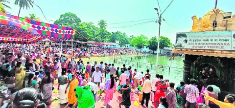 కిటకిటలాడిన పాదగయ క్షేత్రం