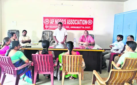 ఉద్యోగుల బకాయిలు చెల్లించాలి