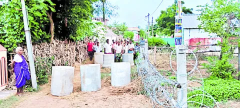 ఎస్సీ కాలనీలో పంచాయతీ రహదారి మూసివేత 