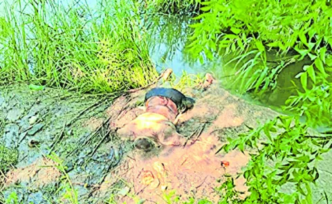 కృష్ణా నదిలో గుర్తు తెలియని వ్యక్తి మృతదేహం 