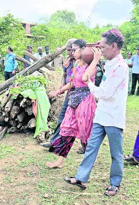 తండ్రికి  తలకొరివి పెట్టిన కుమార్తె 