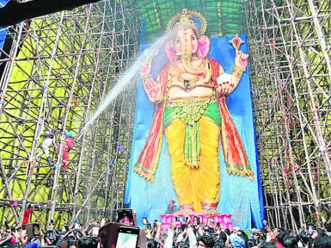 భారీ గణపతికి  ఘనంగా వీడ్కోలు 