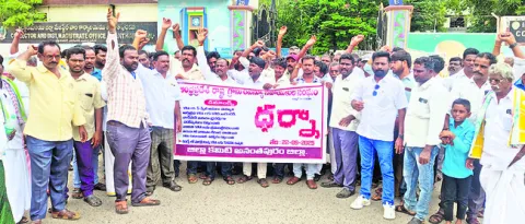 సమస్యలు పరిష్కరించకుంటే ఉద్యమమే 
