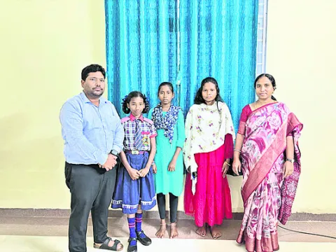 ఇద్దరు విద్యార్థినుల దత్తత 