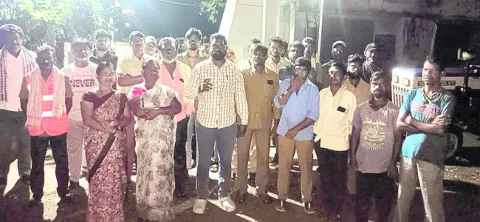 వేతనాల కోసం              మున్సిపల్‌ కార్మికుల నిరసన
