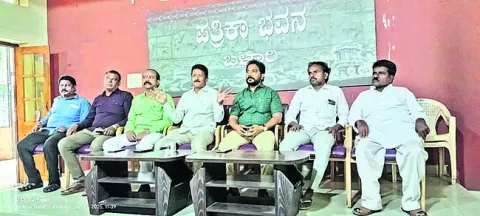 రాజకీయ కుట్రల వల్లే సర్వే గందరగోళం 