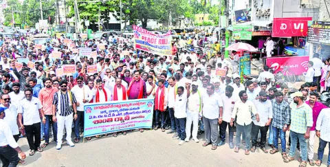 విద్యుత్‌ ఉద్యోగుల ఆందోళన 