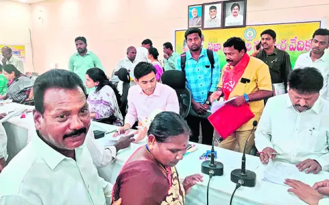 రెవెన్యూ సమస్యలు పరిష్కరించాలి 
