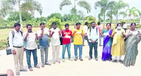 ఫిర్యాదుల పరిష్కారంలో నిర్లక్ష్యం వద్దు 